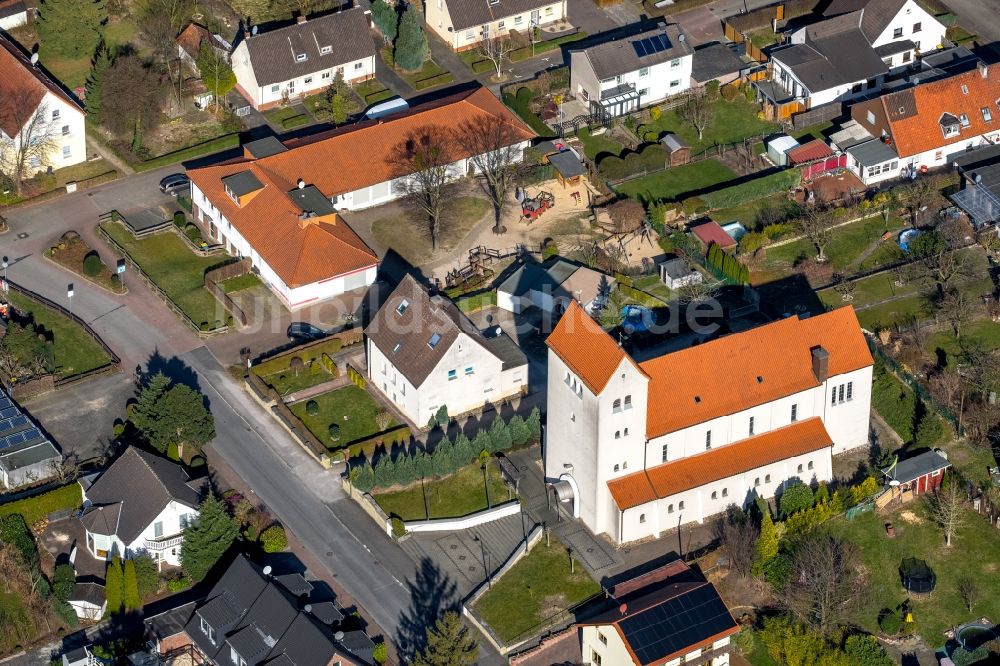 Luftaufnahme Bönen - Kirchengebäude an der Kirchstraße in Bönen im Bundesland Nordrhein-Westfalen, Deutschland