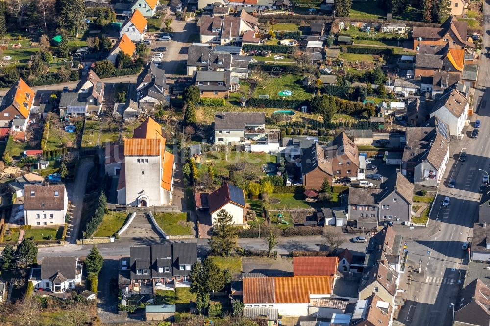 Bönen aus der Vogelperspektive: Kirchengebäude an der Kirchstraße in Bönen im Bundesland Nordrhein-Westfalen, Deutschland