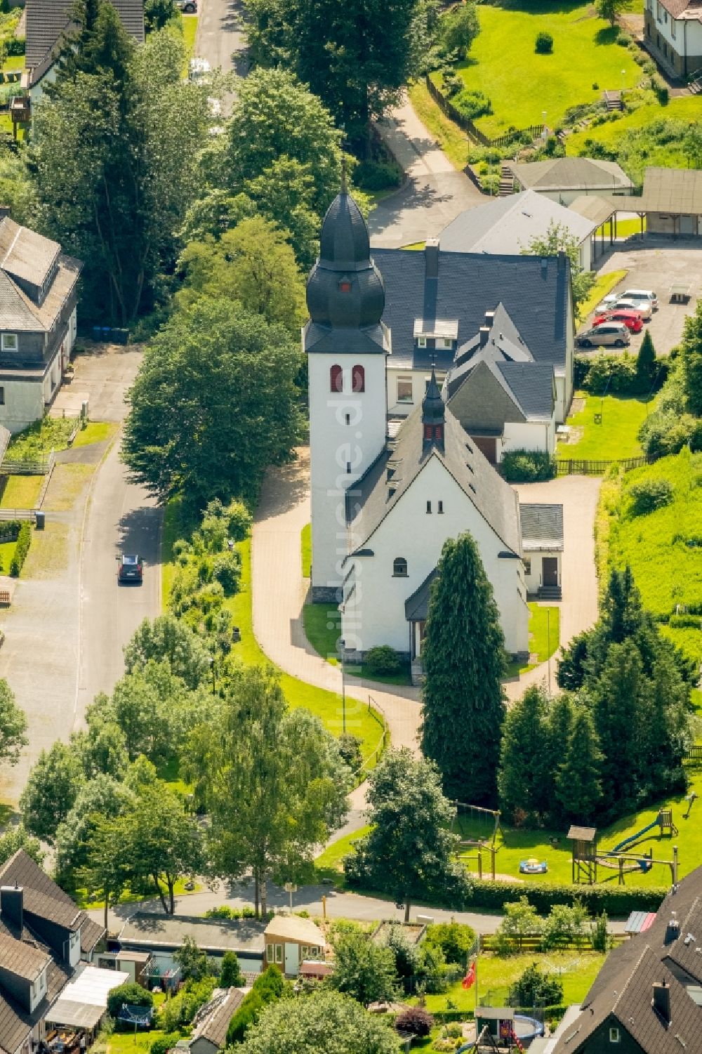 Luftbild Brilon-Wald - Kirchengebäude am Kirchweg in Brilon-Wald im Bundesland Nordrhein-Westfalen, Deutschland