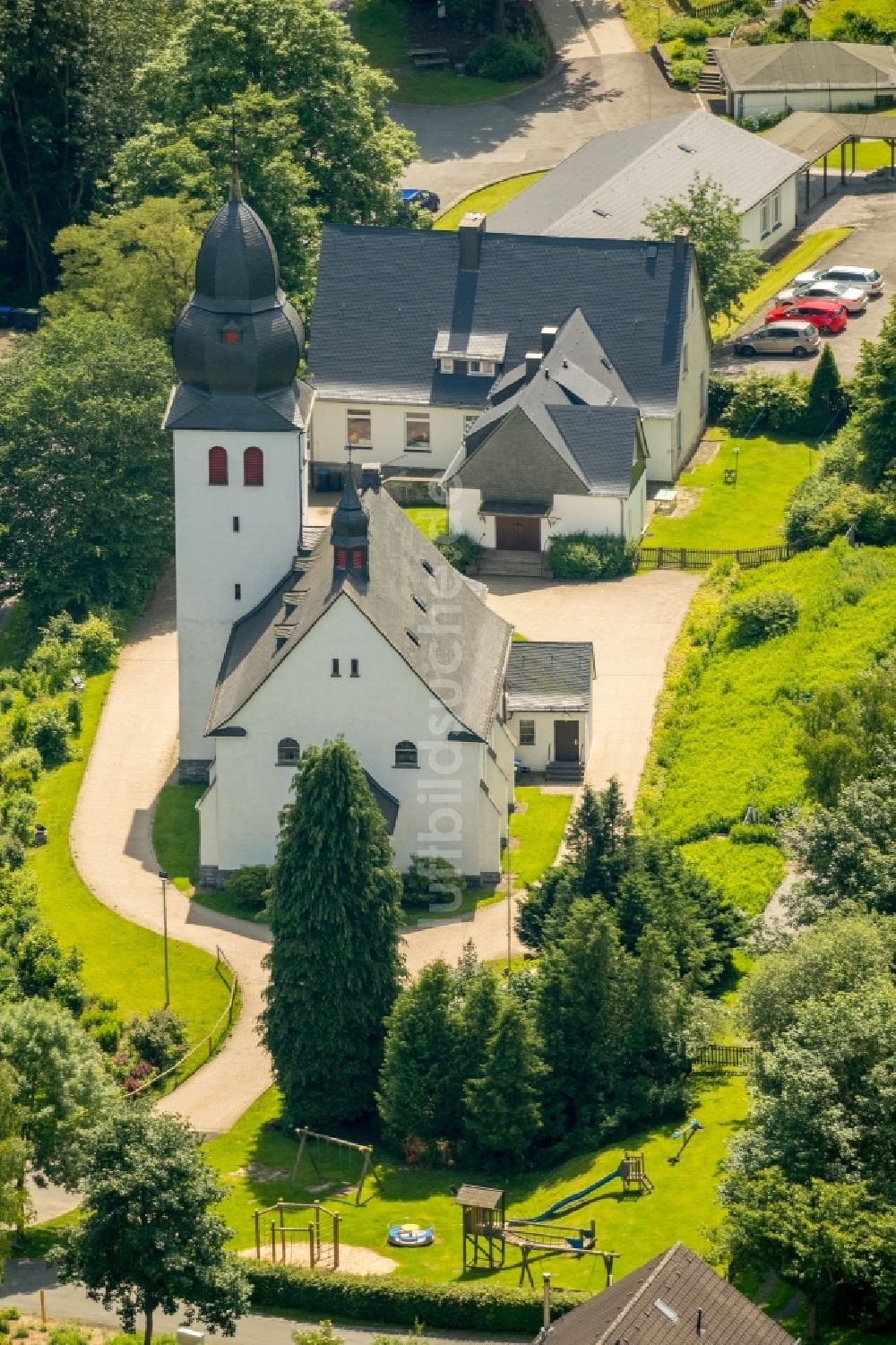 Luftaufnahme Brilon-Wald - Kirchengebäude am Kirchweg in Brilon-Wald im Bundesland Nordrhein-Westfalen, Deutschland