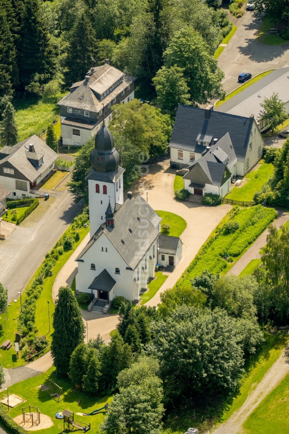 Brilon-Wald von oben - Kirchengebäude am Kirchweg in Brilon-Wald im Bundesland Nordrhein-Westfalen, Deutschland