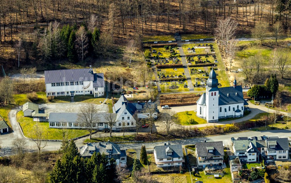 Luftaufnahme Brilon-Wald - Kirchengebäude und Kita am Kirchweg in Brilon-Wald im Bundesland Nordrhein-Westfalen, Deutschland