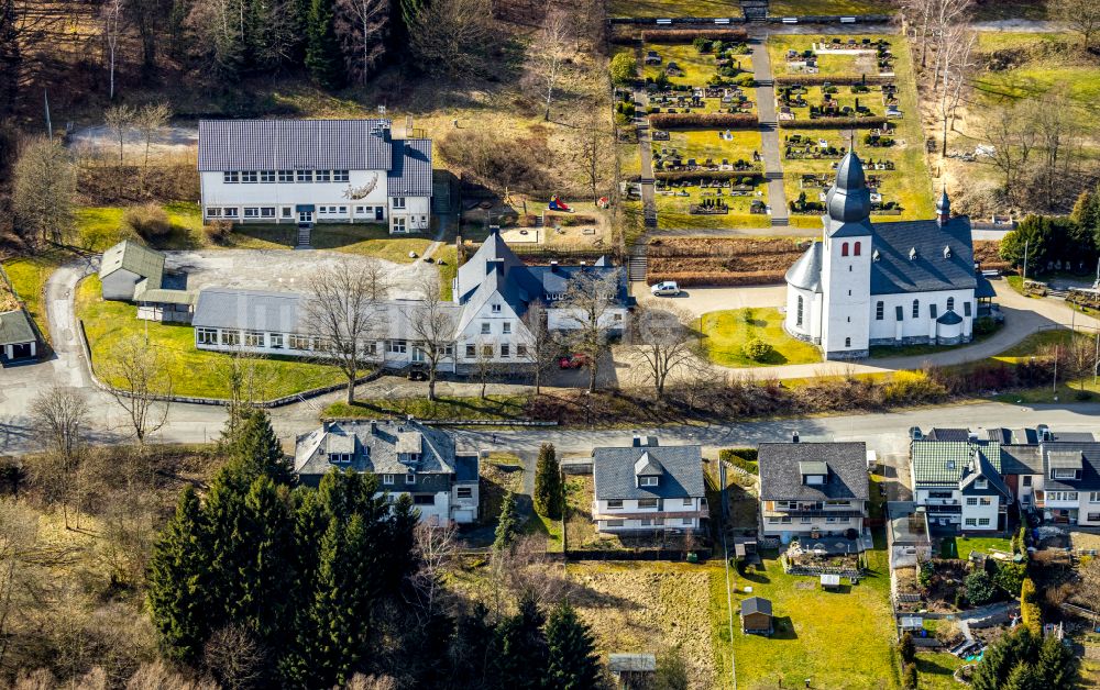 Brilon-Wald von oben - Kirchengebäude und Kita am Kirchweg in Brilon-Wald im Bundesland Nordrhein-Westfalen, Deutschland