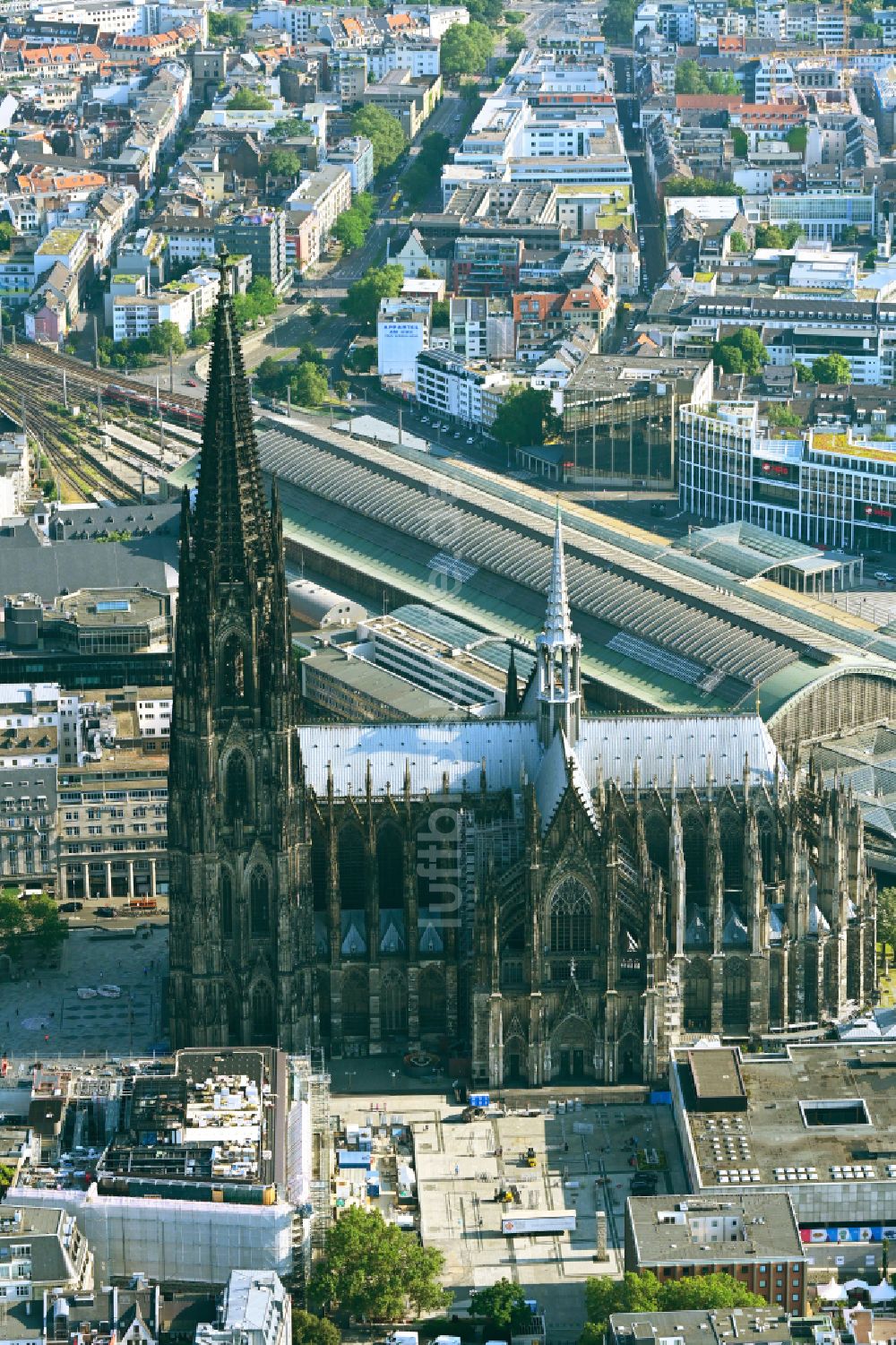 Köln von oben - Kirchengebäude Kölner Dom in der Altstadt in Köln im Bundesland Nordrhein-Westfalen, Deutschland