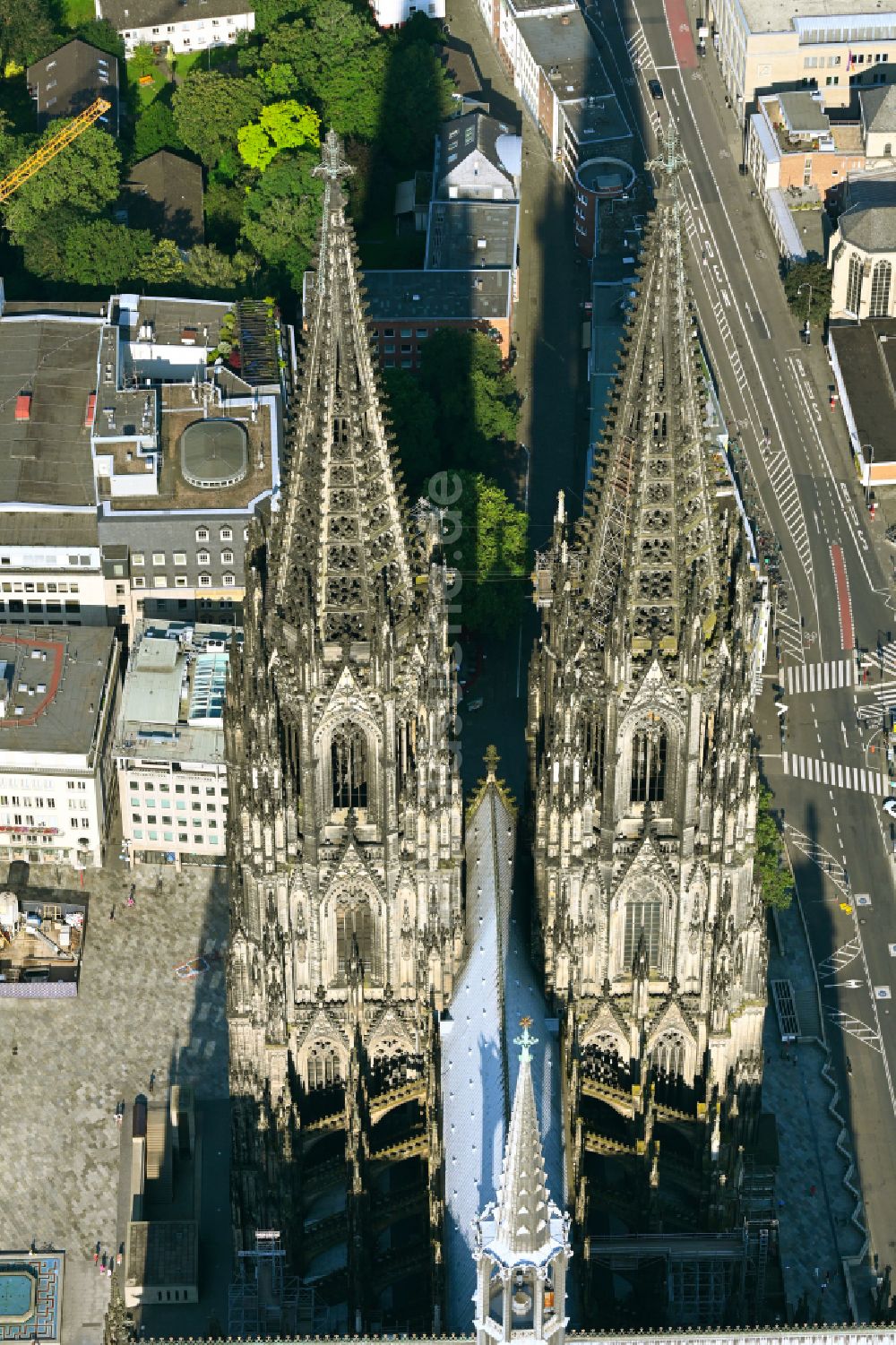 Köln aus der Vogelperspektive: Kirchengebäude Kölner Dom in der Altstadt in Köln im Bundesland Nordrhein-Westfalen, Deutschland