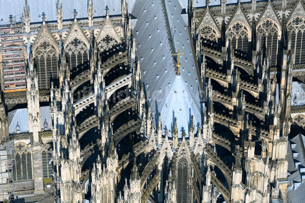 Köln von oben - Kirchengebäude Kölner Dom in der Altstadt in Köln im Bundesland Nordrhein-Westfalen, Deutschland