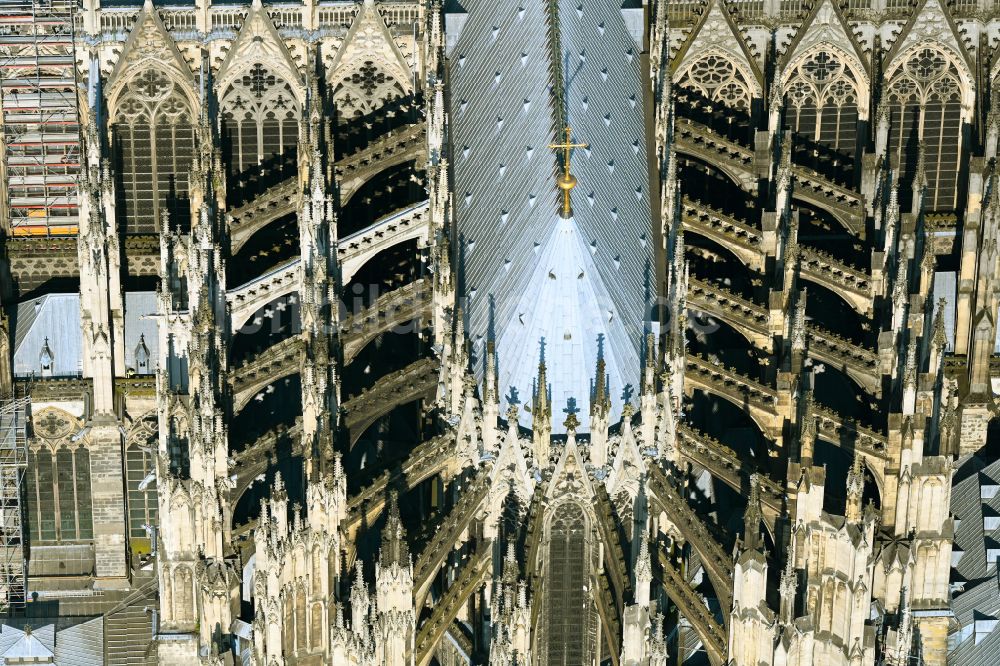 Köln aus der Vogelperspektive: Kirchengebäude Kölner Dom in der Altstadt in Köln im Bundesland Nordrhein-Westfalen, Deutschland