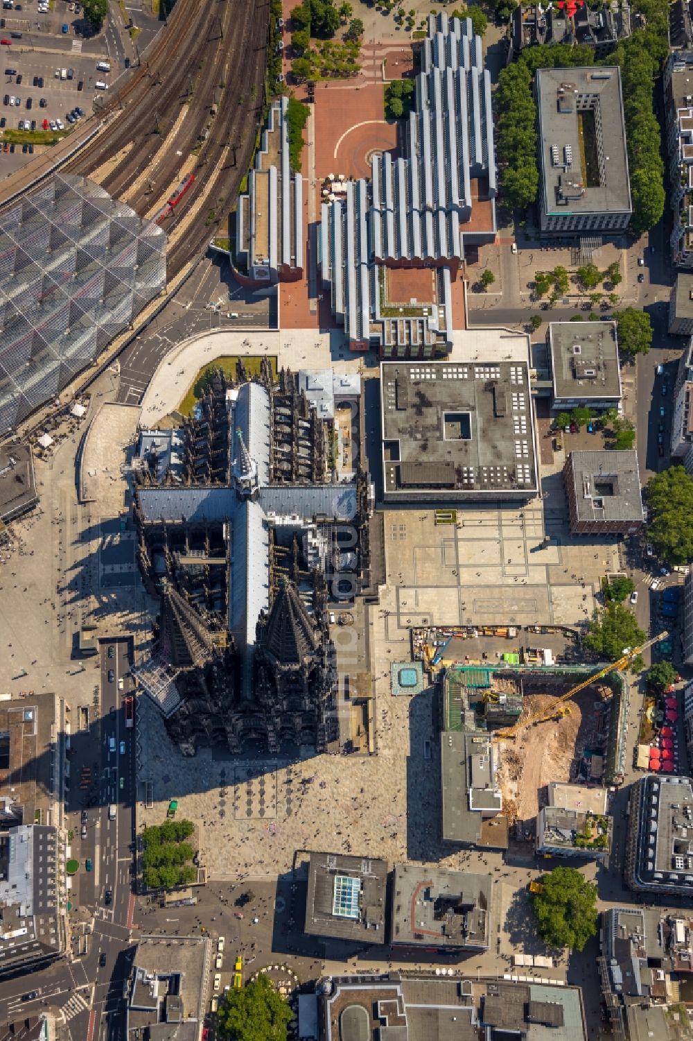 Köln von oben - Kirchengebäude Kölner Dom im Ortsteil Innenstadt in Köln im Bundesland Nordrhein-Westfalen - NRW, Deutschland