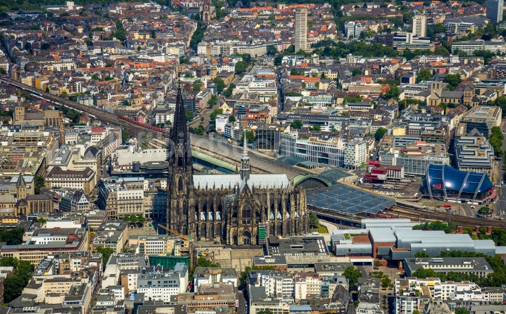 Köln aus der Vogelperspektive: Kirchengebäude Kölner Dom im Ortsteil Innenstadt in Köln im Bundesland Nordrhein-Westfalen - NRW, Deutschland