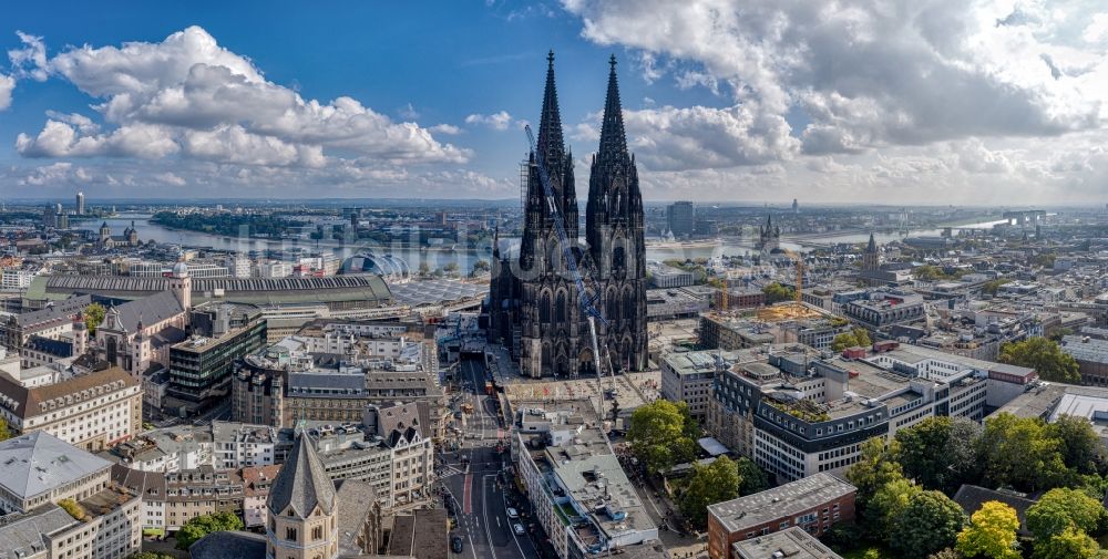 Köln von oben - Kirchengebäude Kölner Dom im Ortsteil Innenstadt in Köln im Bundesland Nordrhein-Westfalen - NRW, Deutschland