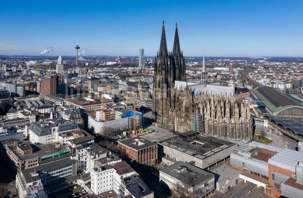 Köln aus der Vogelperspektive: Kirchengebäude Kölner Dom im Ortsteil Innenstadt in Köln im Bundesland Nordrhein-Westfalen - NRW, Deutschland