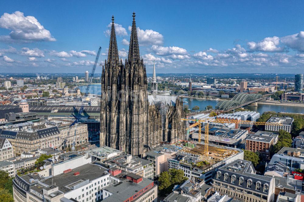 Luftbild Köln - Kirchengebäude Kölner Dom im Ortsteil Innenstadt in Köln im Bundesland Nordrhein-Westfalen - NRW, Deutschland