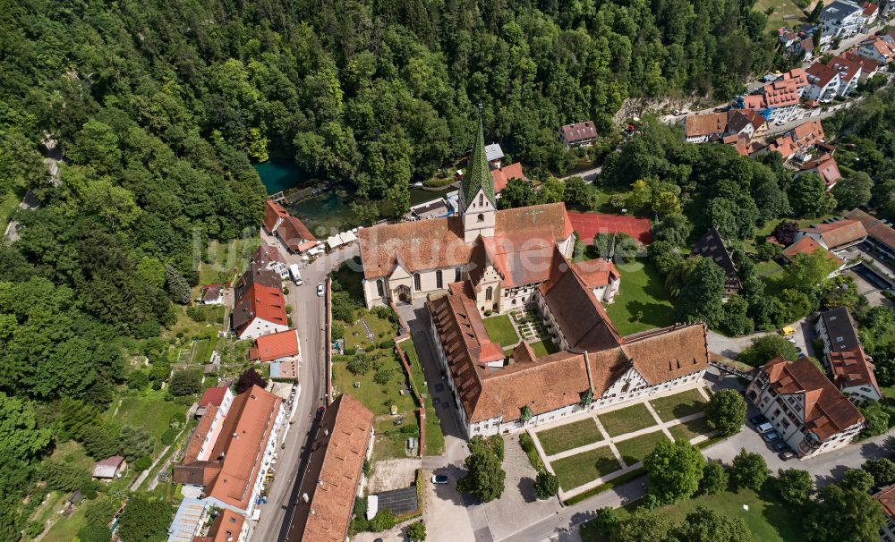 Blaubeuren von oben - Kirchengebäude Klosterkirche Blautopf in Blaubeuren im Bundesland Baden-Württemberg, Deutschland