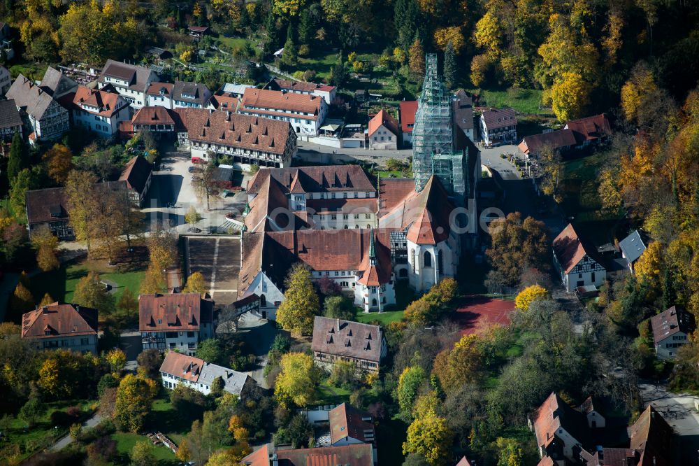 Luftaufnahme Blaubeuren - Kirchengebäude Klosterkirche Blautopf in Blaubeuren im Bundesland Baden-Württemberg, Deutschland