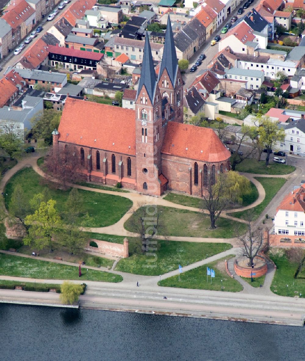 Neuruppin von oben - Kirchengebäude der Klosterkirche von Neuruppin im Bundesland Brandenburg