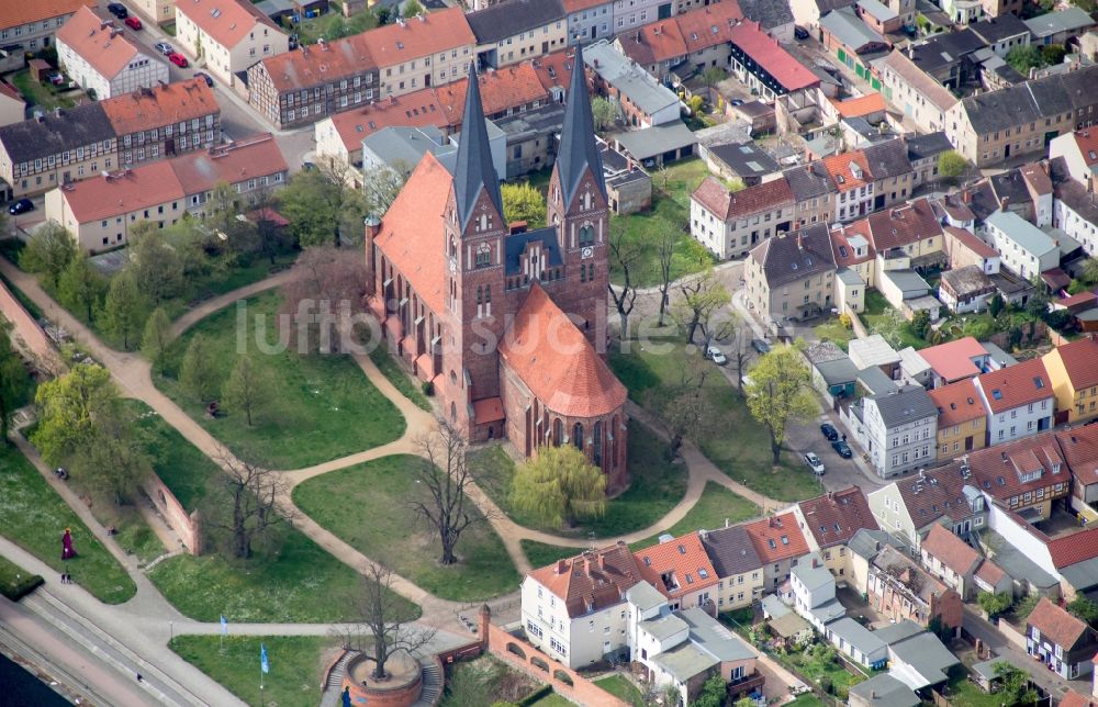 Neuruppin aus der Vogelperspektive: Kirchengebäude der Klosterkirche von Neuruppin im Bundesland Brandenburg