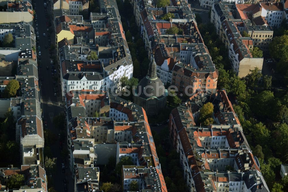 Berlin aus der Vogelperspektive: Kirchengebäude der Königin-Luise-Gedächtniskirche am Gustav-Müller-Platz im Kiez Rote Insel im Ortsteil Schöneberg in Berlin