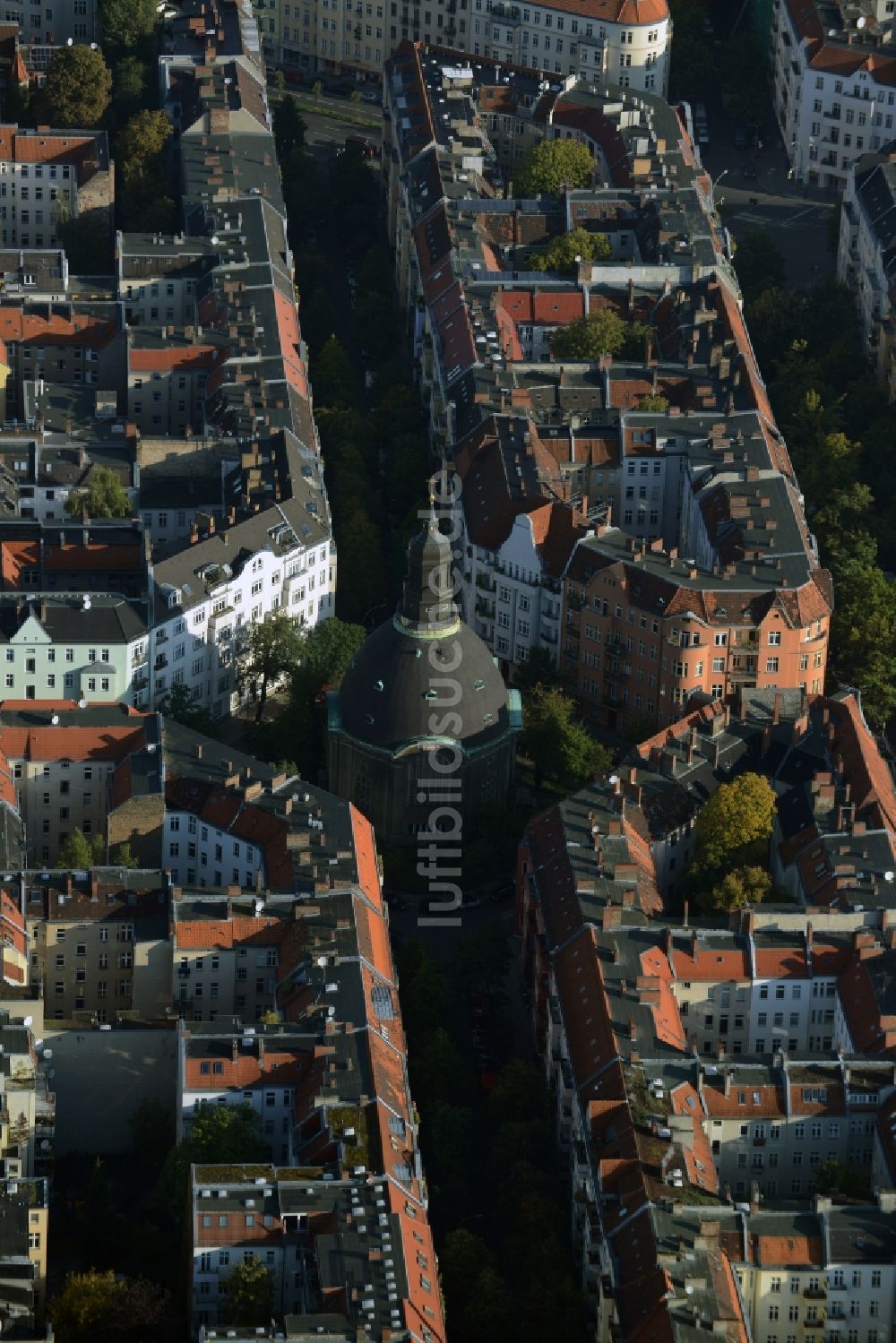 Luftbild Berlin - Kirchengebäude der Königin-Luise-Gedächtniskirche am Gustav-Müller-Platz im Kiez Rote Insel im Ortsteil Schöneberg in Berlin