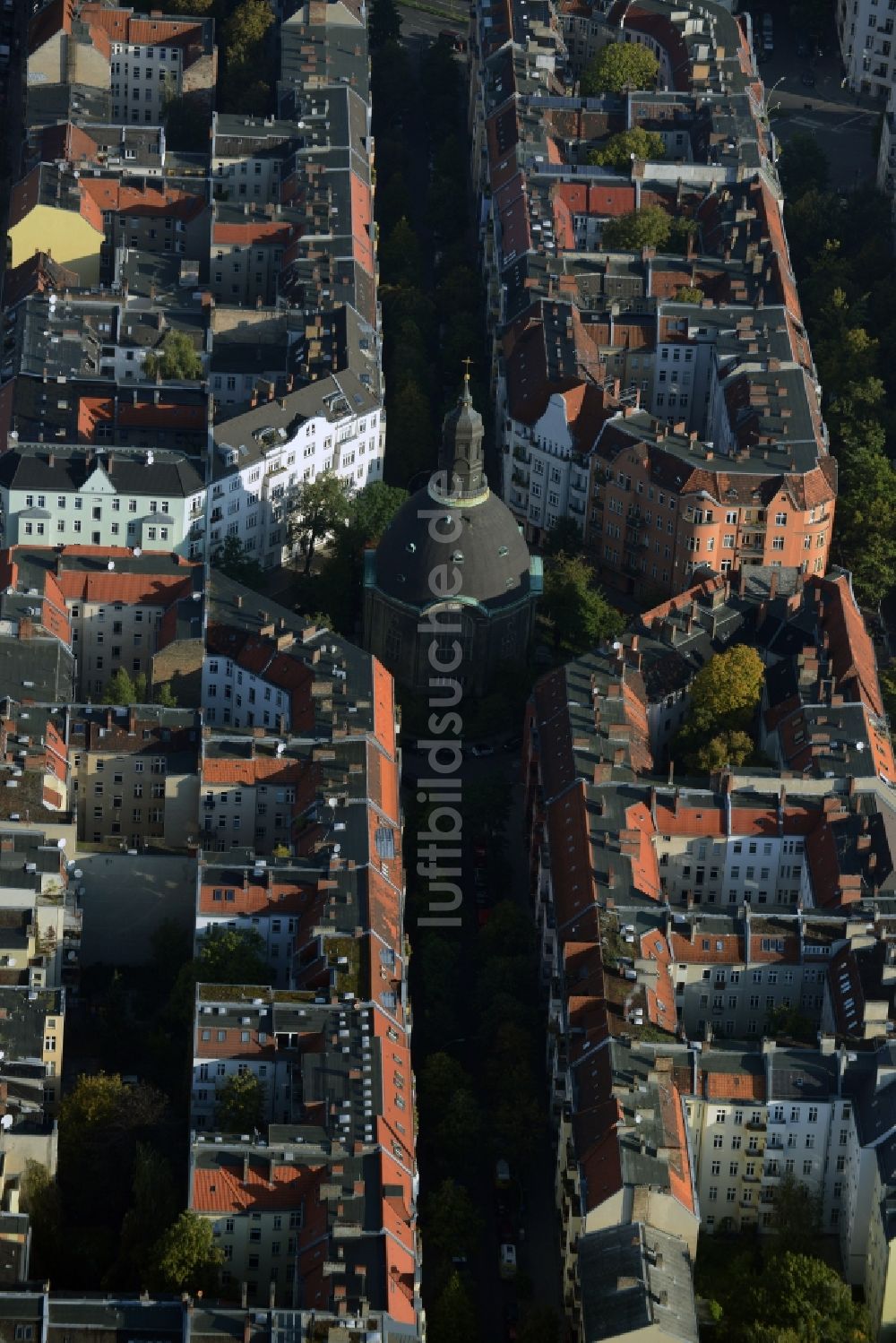 Luftaufnahme Berlin - Kirchengebäude der Königin-Luise-Gedächtniskirche am Gustav-Müller-Platz im Kiez Rote Insel im Ortsteil Schöneberg in Berlin