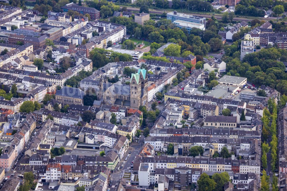 Krefeld aus der Vogelperspektive: Kirchengebäude in Krefeld im Bundesland Nordrhein-Westfalen, Deutschland