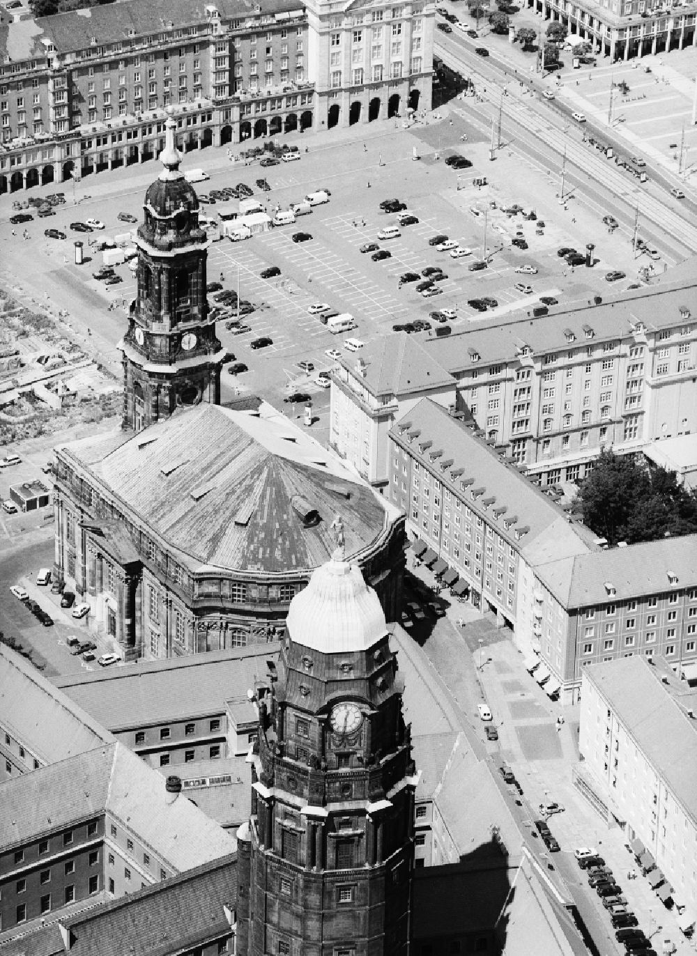 Dresden aus der Vogelperspektive: Kirchengebäude der Kreuzkirche im Altstadt- Zentrum in Dresden im Bundesland Sachsen