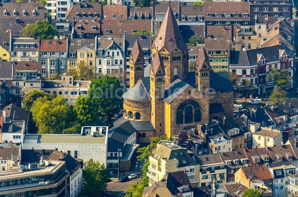 Düsseldorf von oben - Kirchengebäude der Kreuzkirche in Düsseldorf im Bundesland Nordrhein-Westfalen