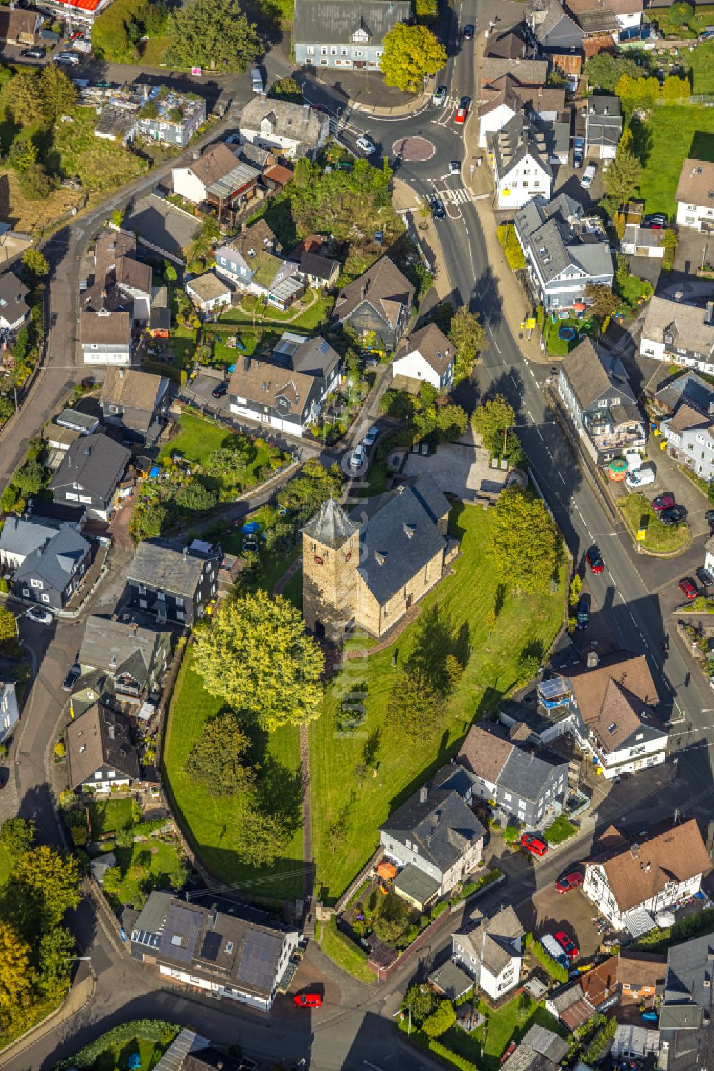 Krombach von oben - Kirchengebäude in Krombach im Bundesland Nordrhein-Westfalen, Deutschland