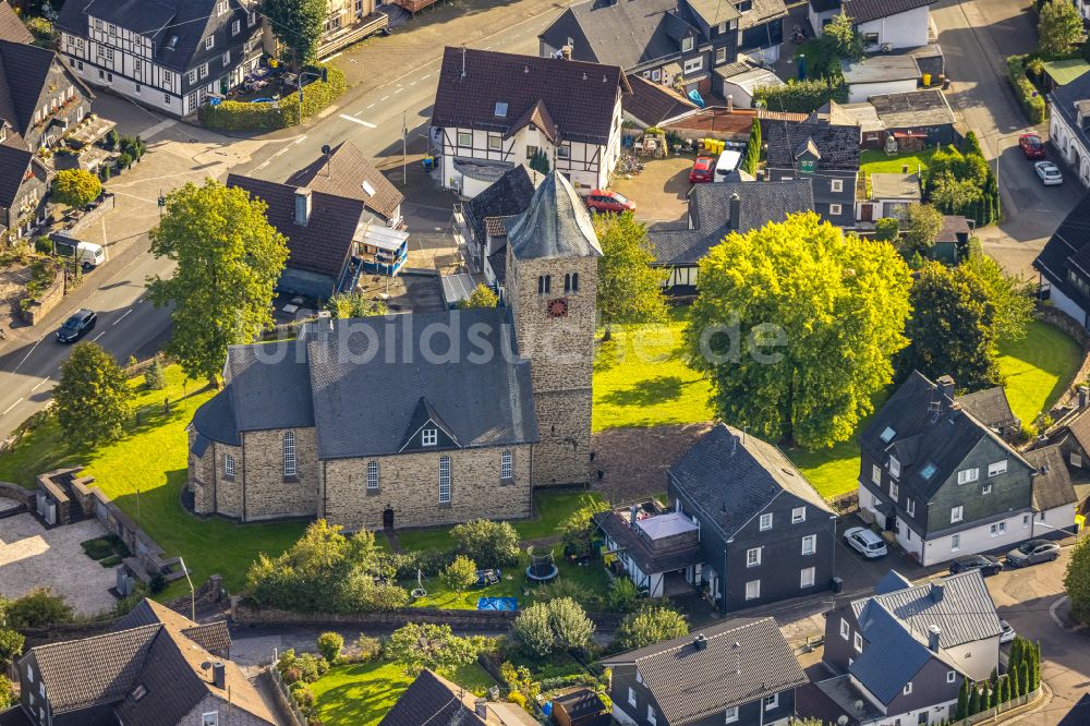 Krombach von oben - Kirchengebäude in Krombach im Bundesland Nordrhein-Westfalen, Deutschland