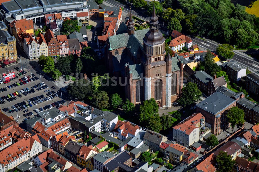 Luftbild Stralsund - Kirchengebäude Kulturkirche St. Jacobi in Stralsund im Bundesland Mecklenburg-Vorpommern, Deutschland