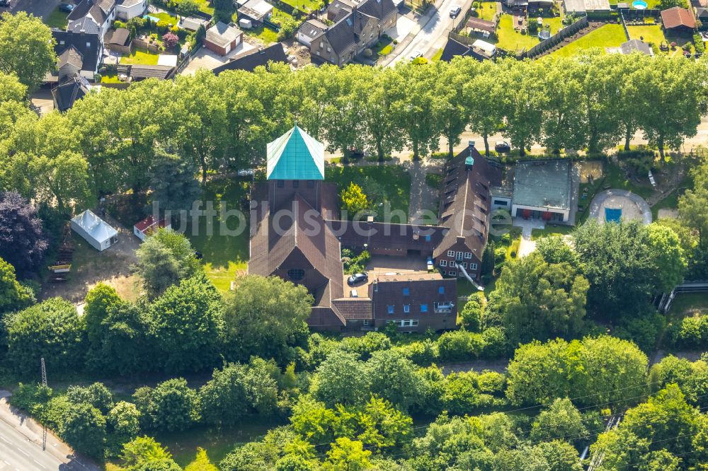 Gladbeck von oben - Kirchengebäude St. Lamberti Filialkirche St. Elisabeth in Gladbeck im Bundesland Nordrhein-Westfalen, Deutschland