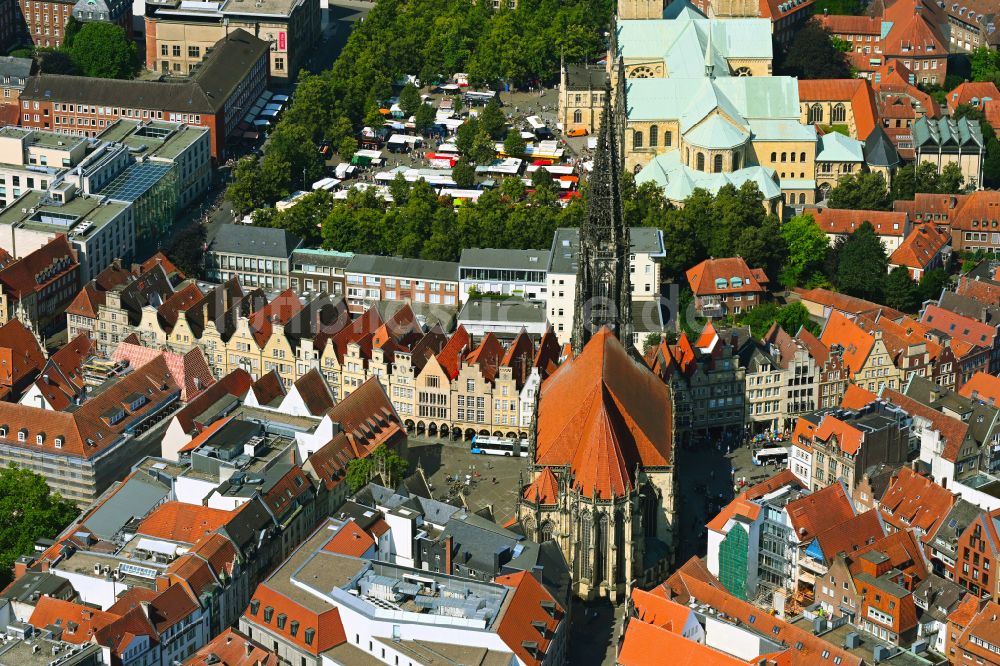 Münster-Altstadt von oben - Kirchengebäude St. Lamberti-Kirche im Altstadt- Zentrum in Münster im Bundesland Nordrhein-Westfalen, Deutschland