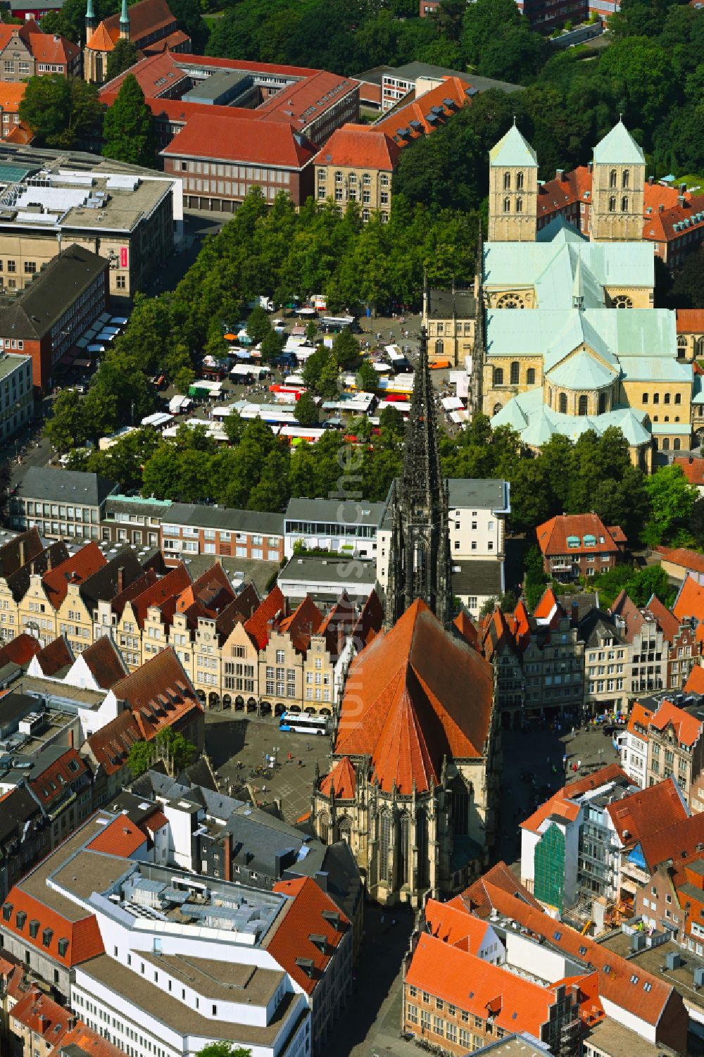 Münster-Altstadt aus der Vogelperspektive: Kirchengebäude St. Lamberti-Kirche im Altstadt- Zentrum in Münster im Bundesland Nordrhein-Westfalen, Deutschland