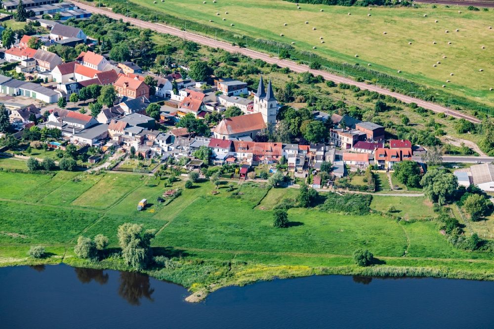 Frohse von oben - Kirchengebäude St. Laurentii in der Dorfmitte in Frohse im Bundesland Sachsen-Anhalt, Deutschland