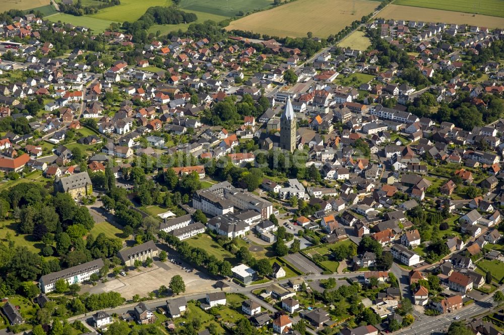 Luftbild Erwitte - Kirchengebäude der St. Laurentius Kirche in der Dorfmitte in Erwitte im Bundesland Nordrhein-Westfalen