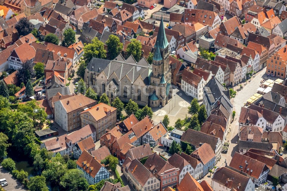 Warendorf aus der Vogelperspektive: Kirchengebäude der St. Laurentius-Kirche in Warendorf im Bundesland Nordrhein-Westfalen, Deutschland