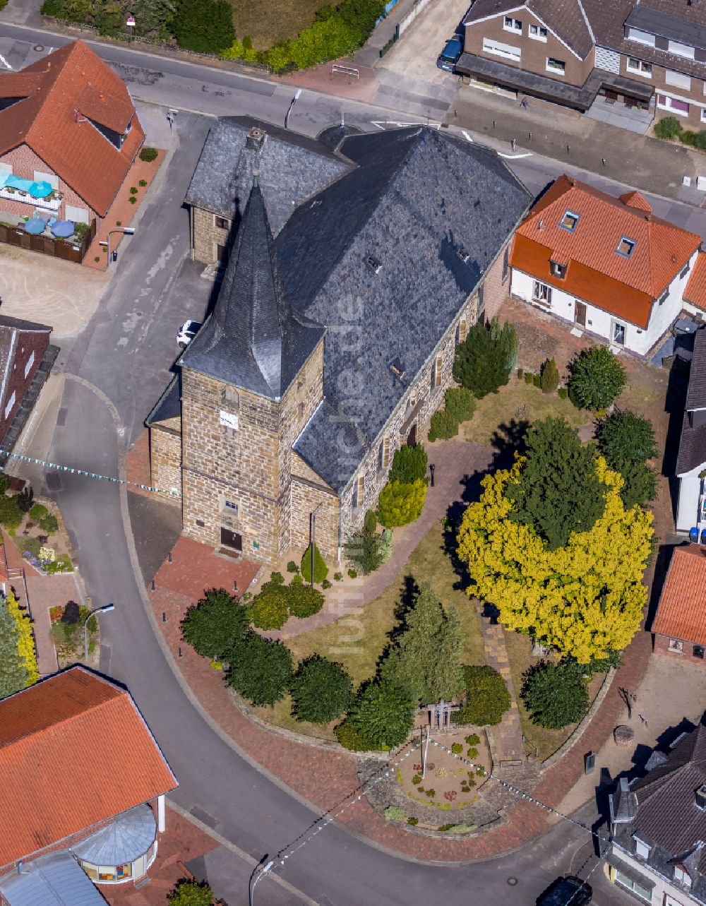 Lembeck von oben - Kirchengebäude St. Laurentius in Lembeck im Bundesland Nordrhein-Westfalen, Deutschland