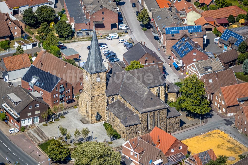 Lembeck von oben - Kirchengebäude St. Laurentius in Lembeck im Bundesland Nordrhein-Westfalen, Deutschland