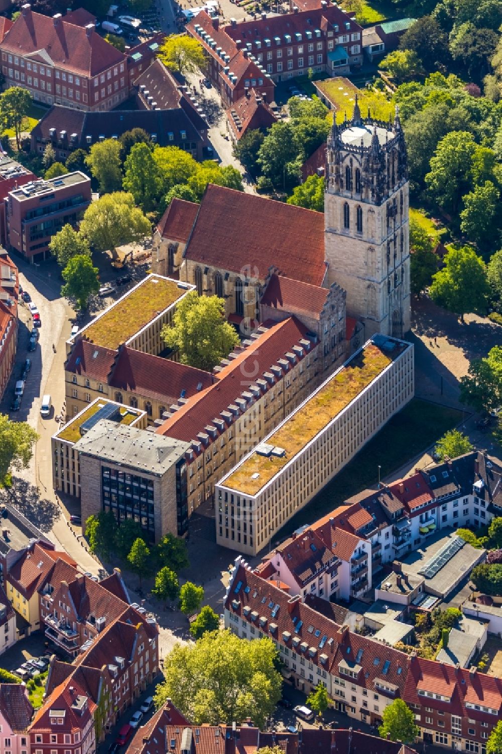 Münster von oben - Kirchengebäude Liebfrauen-Überwasserkirche im Altstadt- Zentrum in Münster im Bundesland Nordrhein-Westfalen, Deutschland