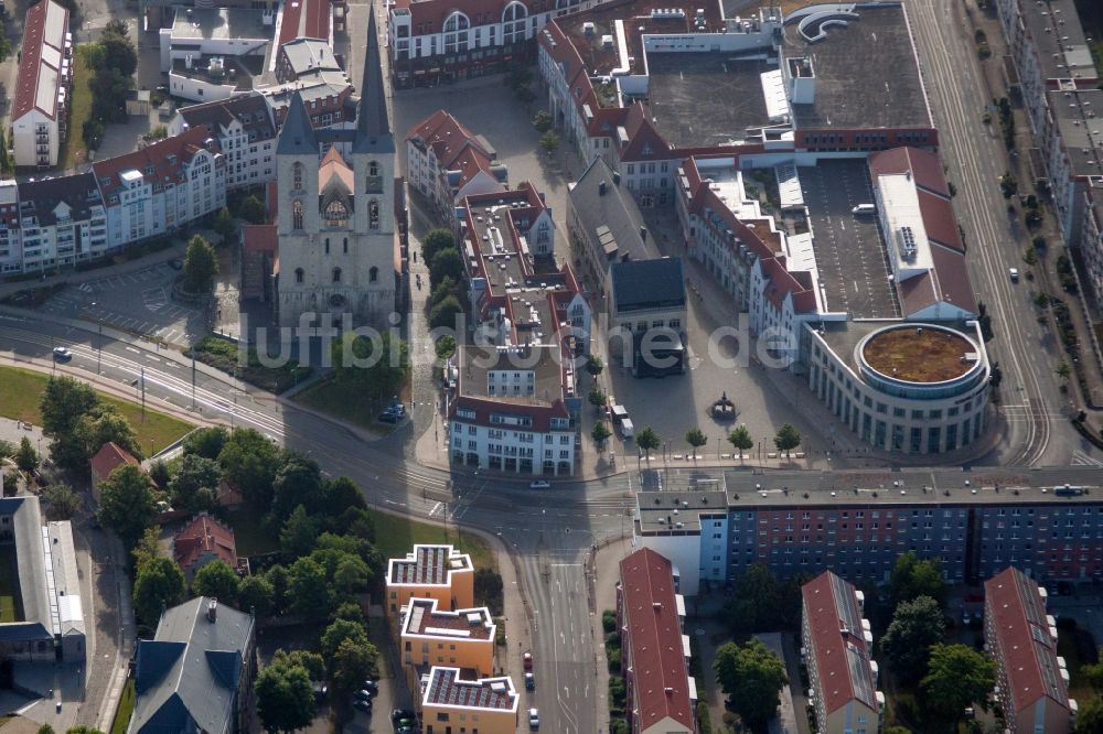 Halberstadt aus der Vogelperspektive: Kirchengebäude Liebfrauenkirche im Altstadt- Zentrum am Domplatz in Halberstadt im Bundesland Sachsen-Anhalt