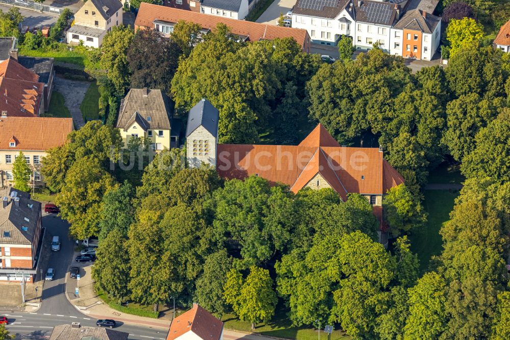 Beckum von oben - Kirchengebäude Liebfrauenkirche in Beckum im Bundesland Nordrhein-Westfalen, Deutschland