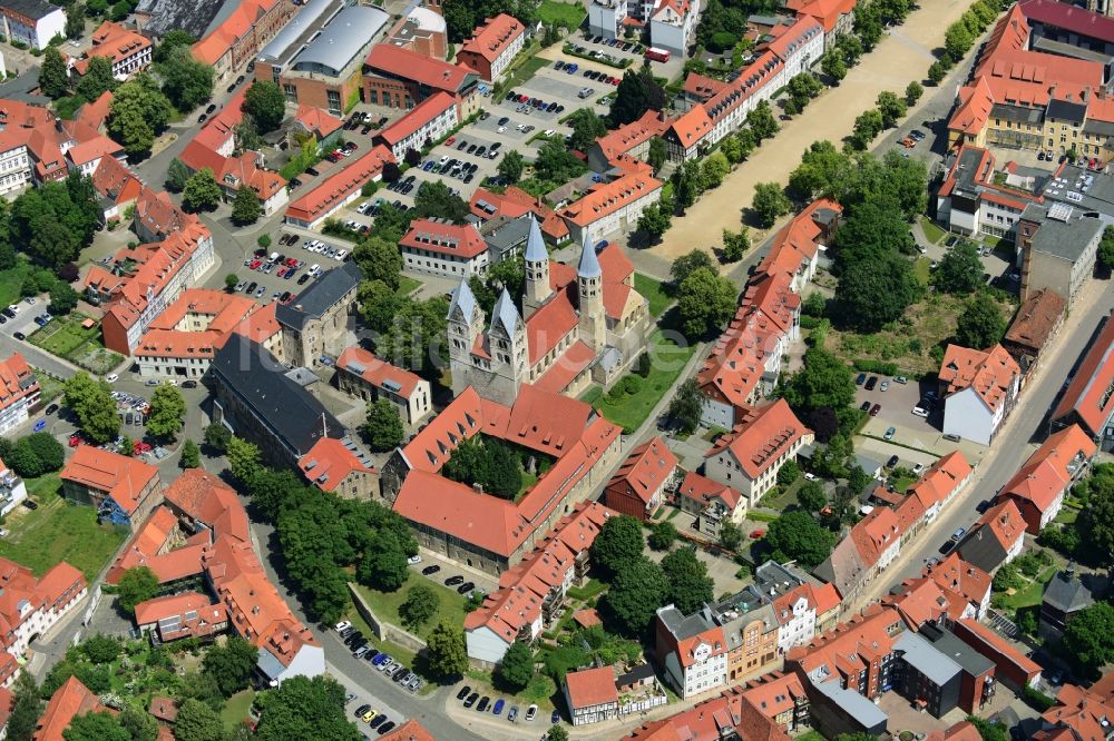 Luftbild Halberstadt - Kirchengebäude Liebfrauenkirche am Domplatz im Altstadt- Zentrum in Halberstadt im Bundesland Sachsen-Anhalt