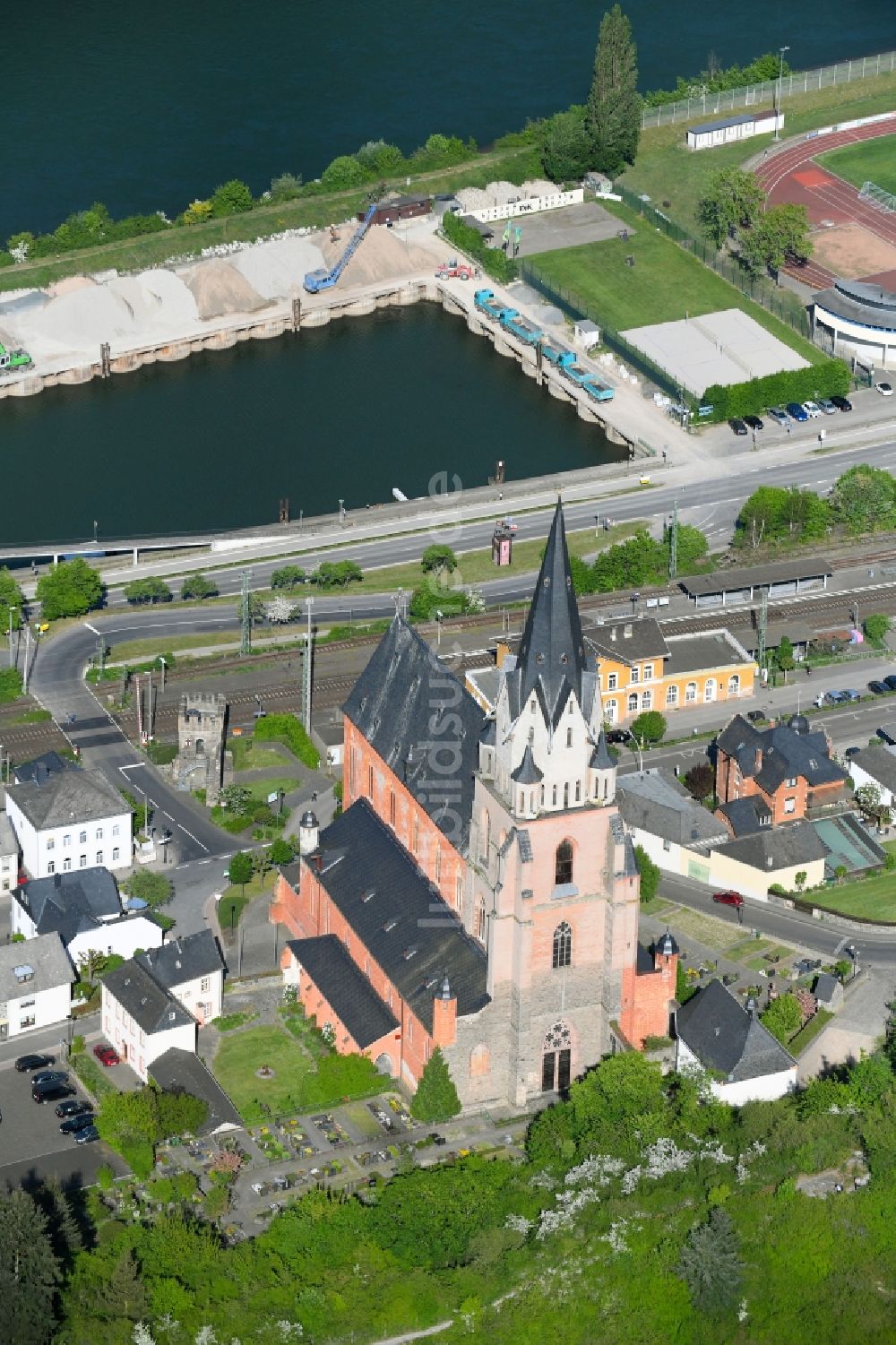 Luftaufnahme Oberwesel - Kirchengebäude der Liebfrauenkirche in Oberwesel im Bundesland Rheinland-Pfalz, Deutschland
