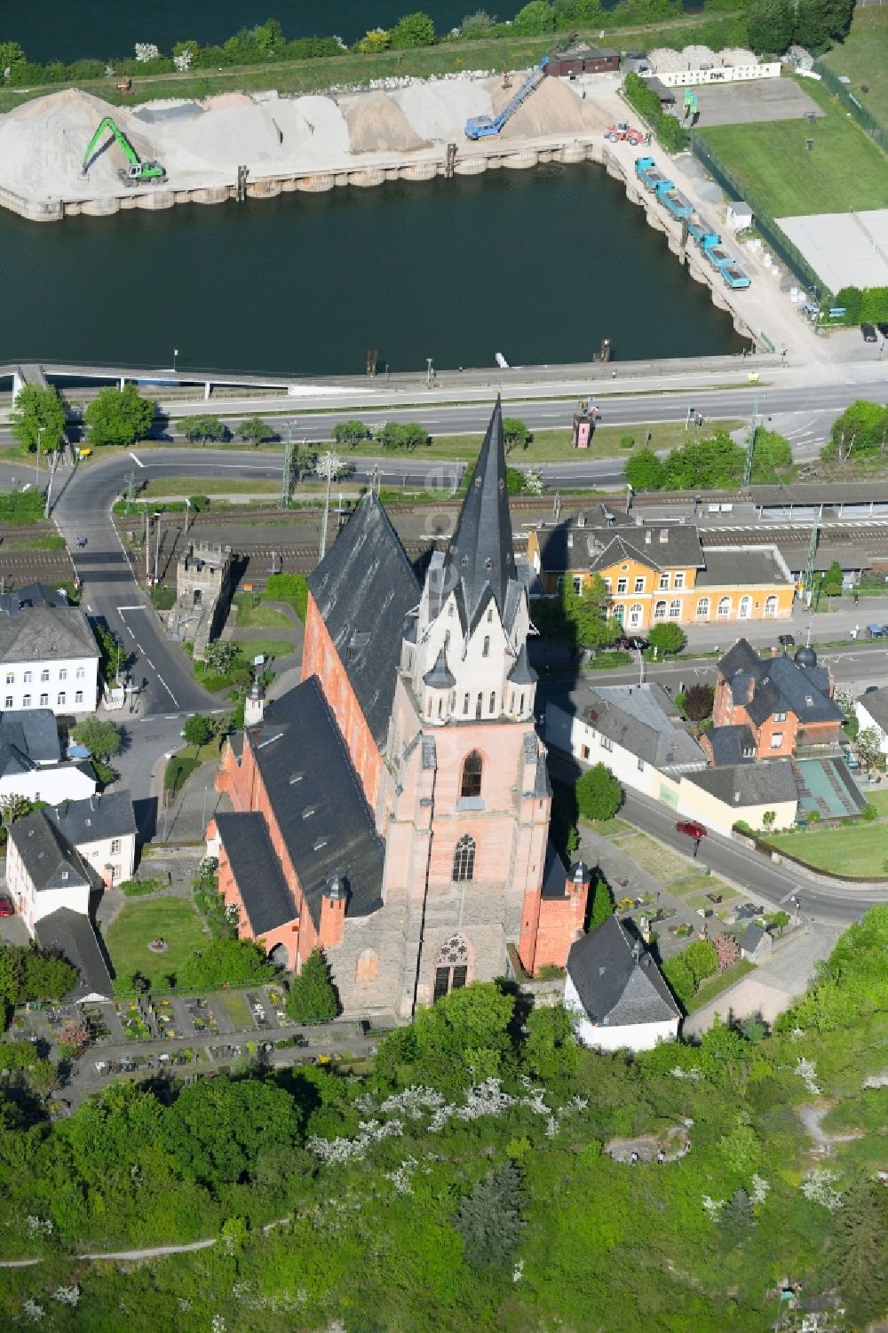 Oberwesel von oben - Kirchengebäude der Liebfrauenkirche in Oberwesel im Bundesland Rheinland-Pfalz, Deutschland