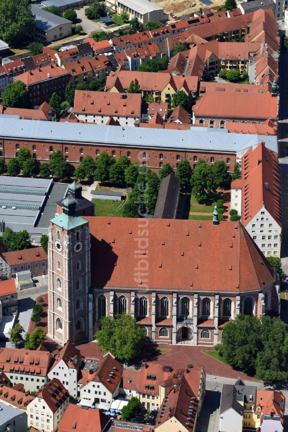 Ingolstadt aus der Vogelperspektive: Kirchengebäude Liebfrauenmünster an der Kreuzstraße im Altstadt- Zentrum in Ingolstadt im Bundesland Bayern, Deutschland