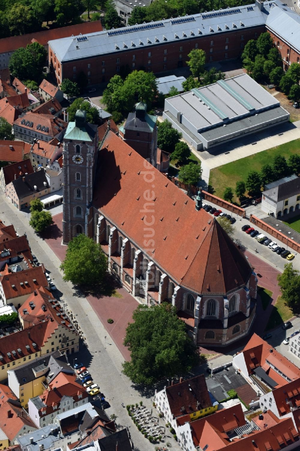 Ingolstadt von oben - Kirchengebäude Liebfrauenmünster an der Kreuzstraße im Altstadt- Zentrum in Ingolstadt im Bundesland Bayern, Deutschland