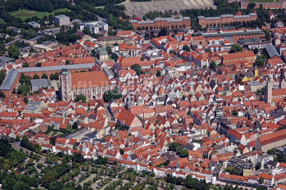 Ingolstadt von oben - Kirchengebäude des Liebfrauenmünsters im Altstadt- Zentrum von Ingolstadt im Bundesland Bayern