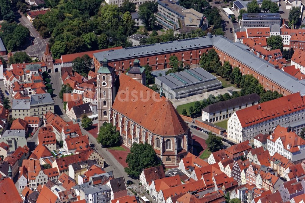 Ingolstadt aus der Vogelperspektive: Kirchengebäude des Liebfrauenmünsters im Altstadt- Zentrum von Ingolstadt im Bundesland Bayern