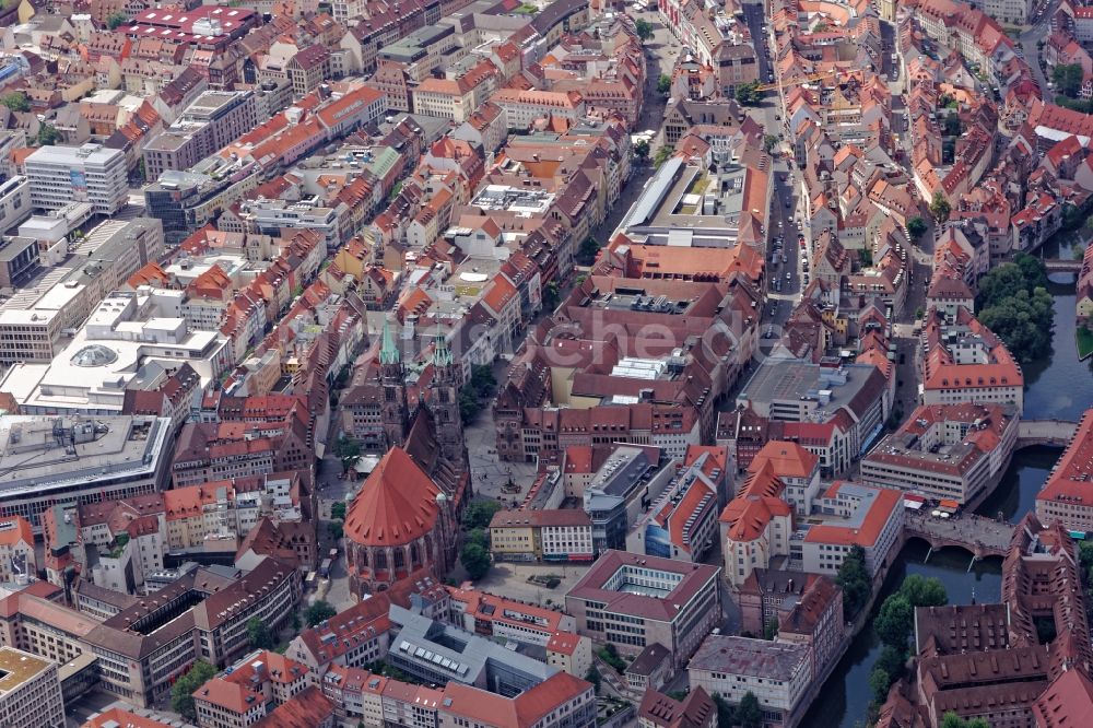 Nürnberg von oben - Kirchengebäude St. Lorenz im Altstadt- Zentrum in Nürnberg im Bundesland Bayern