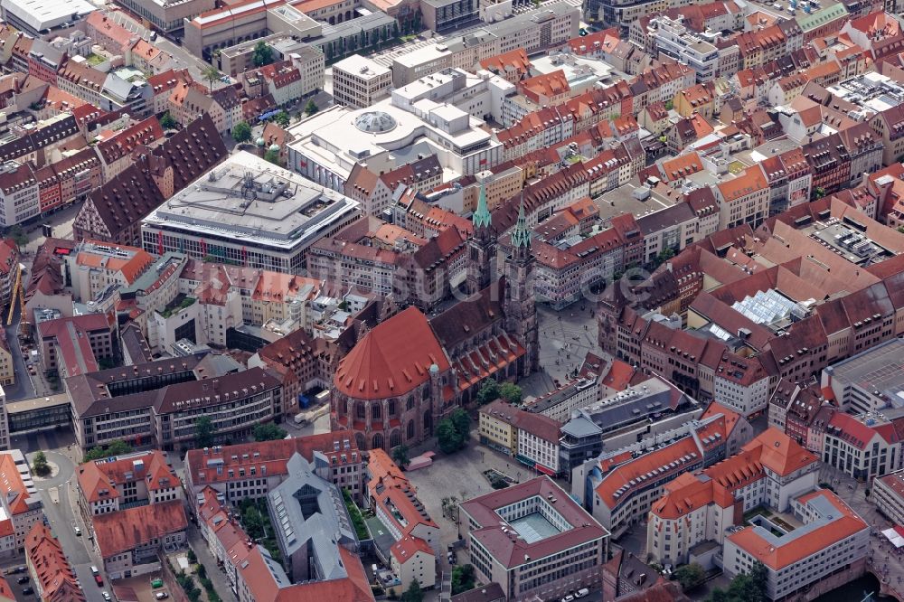 Luftbild Nürnberg - Kirchengebäude St. Lorenz im Altstadt- Zentrum in Nürnberg im Bundesland Bayern