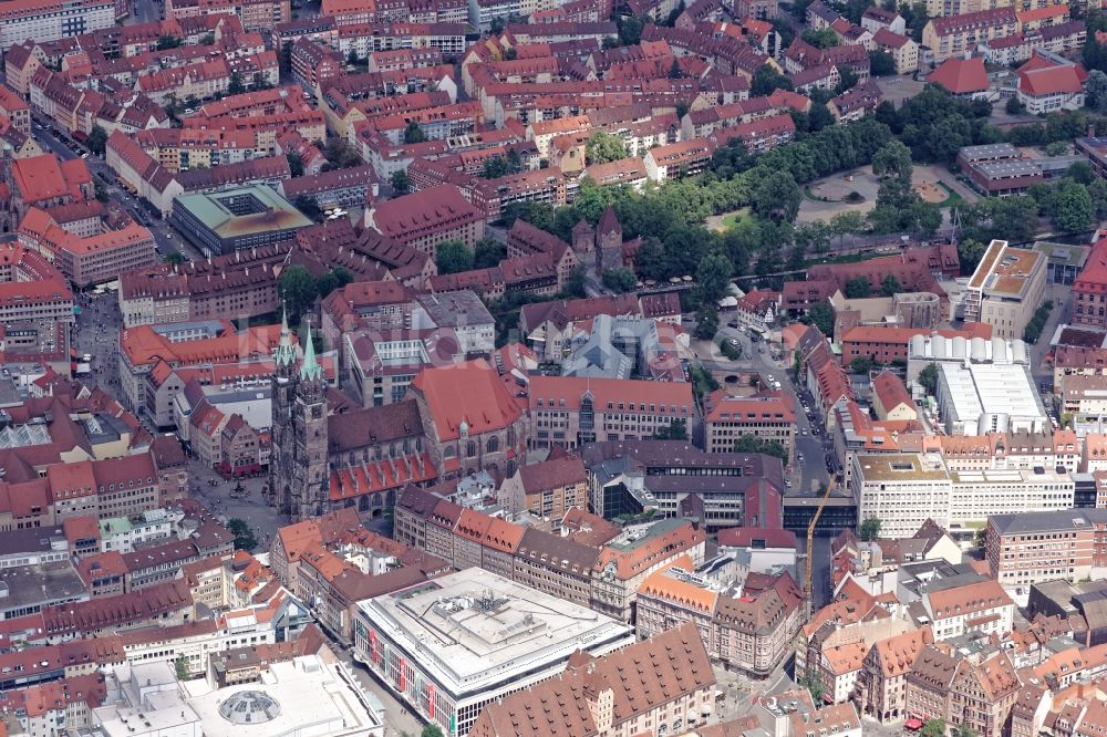 Luftaufnahme Nürnberg - Kirchengebäude St. Lorenz im Altstadt- Zentrum in Nürnberg im Bundesland Bayern